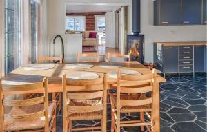 Un restaurant sau alt loc unde se poate mânca la Amazing Home In Lyngdal With Kitchen