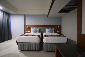 duas camas individuais num quarto de hotel com saias em Eastin Hotels em Hyderabad