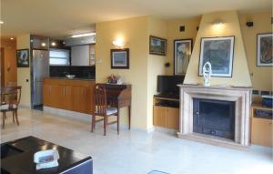 uma sala de estar com lareira e uma cozinha em Amazing Home In Tossa De Mar With Outdoor Swimming Pool em Tossa de Mar