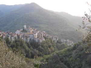 una pequeña ciudad en una colina en las montañas en Nostro Rifugio, en Apricale