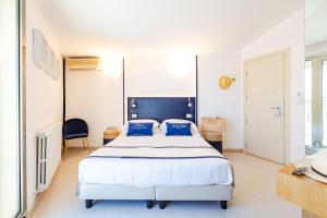 A bed or beds in a room at UNAHOTELS Imperial Sport Hotel