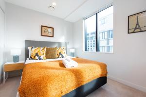 Un dormitorio con una cama grande y una ventana en Sky Stars Essential Reserve en Auckland