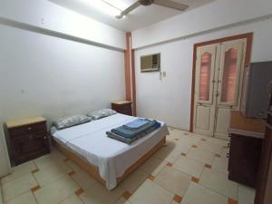 1 dormitorio con 1 cama y TV. en david hostel, en Asuán