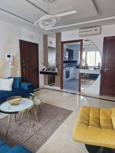 uma sala de estar com um sofá e uma mesa em Appartement proche de la plage à 200 M restaurant Piccolino em Dar el Koudia