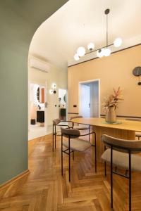 comedor con mesa y sillas en Central Apartments Warszawska Street en Cracovia