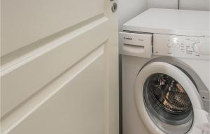 una lavatrice e un'asciugatrice bianche in una stanza di Beautiful Home In Haderslev With Kitchen ad Årø