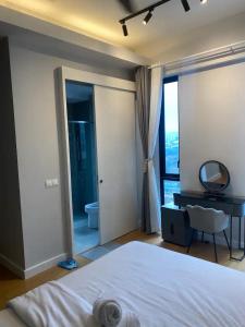 um quarto com uma cama e um espelho e uma casa de banho em Sentral Suites KL Sentral by NomadNest em Kuala Lumpur