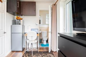 een kleine keuken met een koelkast en een toilet bij Earley Luxury Ensuite Room with private entrance in Reading