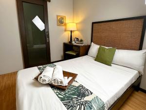 Stay Inn Plus في Mexico: غرفة فندق عليها سرير وفوط