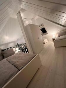 um quarto branco com uma cama e uma escada em Ferien/Monteurwohnung Hodenhagen em Hodenhagen