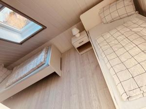 an overhead view of a room with a bed and a window at Ferien/Monteurwohnung Hodenhagen in Hodenhagen