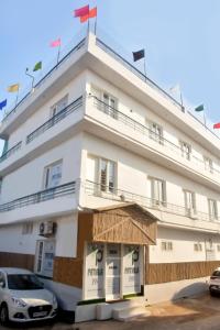 un bâtiment avec drapeaux devant lui dans l'établissement PATIALA INN, à Patiala