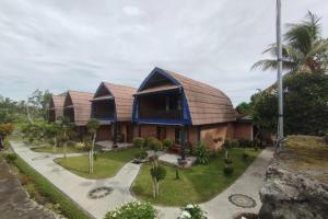 a row of houses in a resort at OYO 93748 Tungku Klui Hotel in Mangsit