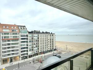 uitzicht op het strand vanaf het balkon van een gebouw bij spectacular Knokke le Zoute penthouse with sea view in Knokke-Heist