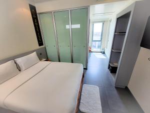 Katil atau katil-katil dalam bilik di JOIN INN HOTEL Jebel Ali, Dubai - Formerly easyHotel Jebel Ali