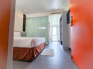 Postel nebo postele na pokoji v ubytování JOIN INN HOTEL Jebel Ali, Dubai - Formerly easyHotel Jebel Ali + 36 fotografií
