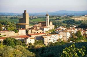 a town on a hill with a clock tower at Agriturismo Podere Zollaio in Vinci
