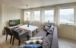 un soggiorno con divano e tavolo di Cozy Apartment In Sveio With Kitchen a Sveio