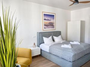 Una cama o camas en una habitación de Pool und Sauna mit Meerblick, direkt an der Seebrücke - FIRST Sellin FeWo 3 8 20 fotos más