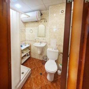 Sunny Fort Apartments في ساني بيتش: حمام مع مرحاض ومغسلة