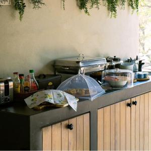 un bancone della cucina con sopra del cibo di THE BAOBAB BUSH LODGE, no self catering a Hoedspruit