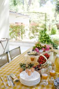 - une table avec des assiettes de nourriture et de boissons dans l'établissement Le Répertoire - Maison Andréa, à Pernes-les-Fontaines