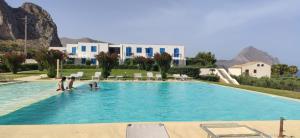 Swimmingpoolen hos eller tæt på I Tre Golfi - Residenza Cala Azzurra