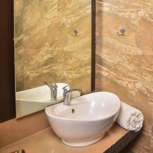 Stay Inn Plus في Mexico: حمام مع حوض غسيل أبيض وحوض استحمام