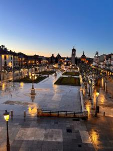une rue de la ville éclairée la nuit dans l'établissement Sueña en la Plaza Cervantes, à Alcalá de Henares