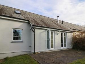 una casa blanca con techo en Penally en Llandysul
