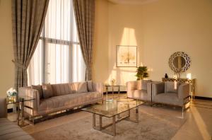 Sala de estar con 2 sofás y mesa de centro en The Atlantis Hotel View, Palm Family Villa, With Private Beach and Pool, BBQ, Front F en Dubái