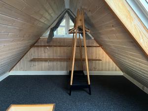 una habitación con una escalera en un ático en Whale View Vacation House, Ilulissat, en Ilulissat