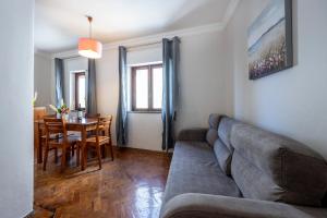 una sala de estar con un sofá y una mesa en Muralha Holiday Apartments, en Lagos