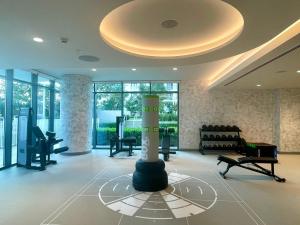 een grote kamer met een fitnessruimte met een rond plafond bij Tranquil 1BR Haven in the Heart of Vista Bliss - P1AB01 in Dubai