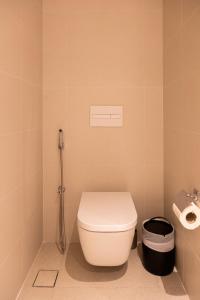 een badkamer met een toilet en een rol toiletpapier bij Tranquil 1BR Haven in the Heart of Vista Bliss - P1AB01 in Dubai