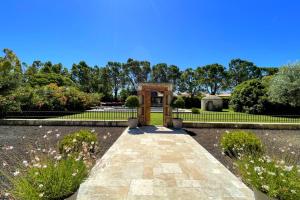 Κήπος έξω από το Beautiful contemporary villa swimming pool and large garden