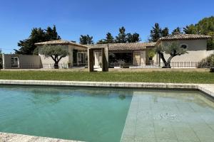 uma piscina em frente a uma casa em Beautiful contemporary villa swimming pool and large garden em Berre-lʼÉtang
