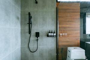 baño con ducha y teléfono en la pared en AKANO Doichang, en Ban Huai Khai