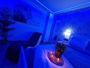 Cette chambre bleue comprend un lit avec une plante en pot. dans l'établissement Sierra loft vip, à Prado del Rey