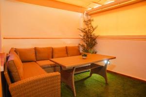 - un salon avec un canapé et une table dans l'établissement Sierra loft vip, à Prado del Rey