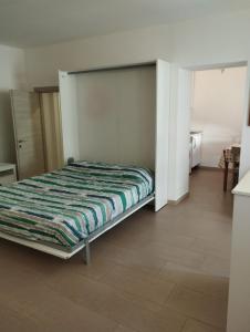 1 dormitorio con 1 cama en una habitación en AURORA HOUSE., en Abbadia Lariana