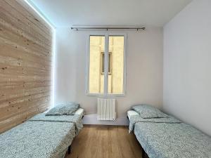 2 camas en una habitación con ventana en "Le Bourgeois", Cœur Centre Ville, Paris, en Le Vésinet