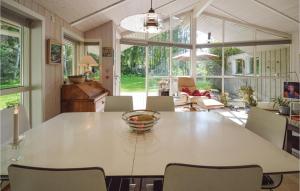 uma sala de jantar com uma grande mesa branca e cadeiras em 3 Bedroom Gorgeous Home In Askeby em Askeby