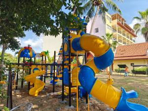 um parque infantil com um escorrega amarelo e azul em Phuket Kana International Hotel普吉岛卡娜国际酒店 em Praia de Rawai