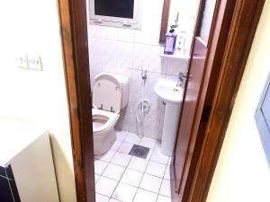 La salle de bains est pourvue de toilettes et d'un lavabo. dans l'établissement Dream valley hostel, à Abu Dhabi