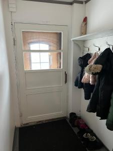een kamer met een deur, een raam en schoenen bij Matkatoimisto lähellä keskustaa in Porvoo