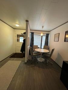 un bureau avec une table et des chaises dans une pièce dans l'établissement Matkatoimisto lähellä keskustaa, à Porvoo 7 autres photos