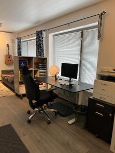 biuro z biurkiem z komputerem i krzesłem w obiekcie Matkatoimisto lähellä keskustaa w mieście Porvoo