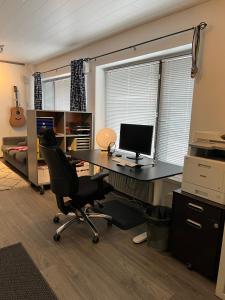 an office with a desk with a computer and a chair at Matkatoimisto lähellä keskustaa in Porvoo