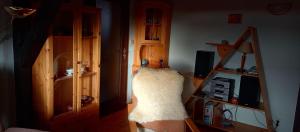 - un salon avec un tapis blanc dans l'établissement Haus-Irmgard, à Neu Schloen